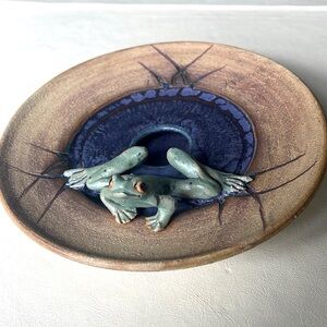 #Pottery frog dish